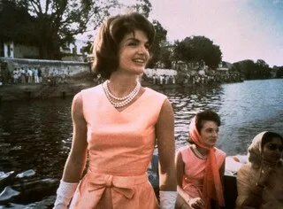 PANTALON CAPRI, ROBE TRAPÈZE, LUNETTES OVERSIZE… QU’EST-CE QUE LE « STYLE JACKIE KENNEDY », À LA MODE CET ÉTÉ ?