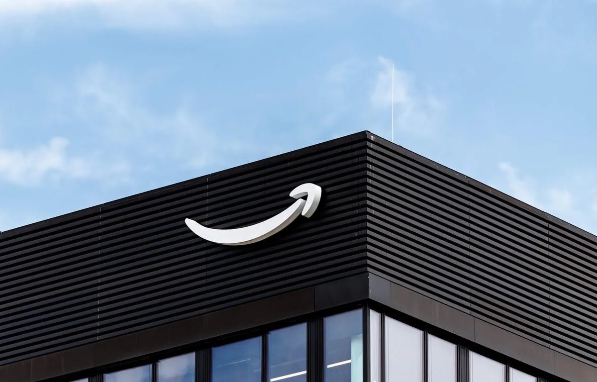 IA : COMMENT UN AIRTAG DANS UN LIVRE RARISSIME A RÉVÉLÉ UNE PRATIQUE D’ENTRAÎNEMENT DISCUTABLE CHOISIE PAR AMAZON