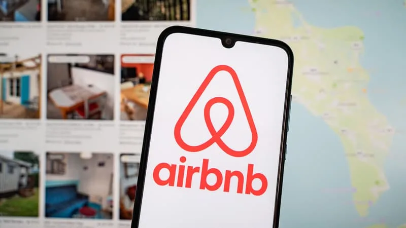 AIRBNB AVAIT ÉTÉ CONDAMNÉ À PAYER 8,6 MILLIONS D’EUROS D’AMENDES: APRÈS UN LITIGE SUR LA TAXE DE SÉJOUR, LE CONSEIL CONSTITUTIONNEL DONNE RAISON À L’ÎLE D’OLÉRON FACE AU GROUPE QUI JUGEAIT LA SANCTION « DISPROPORTIONNÉE »