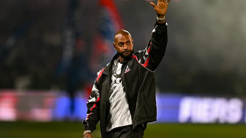 LE RAPPEUR BOOBA CONDAMNÉ À TROIS MOIS DE PRISON AVEC SURSIS ET 30.000 EUROS D’AMENDE POUR INJURE RACIALE ET CYBERHARCÈLEMENT CONTRE UNE JOURNALISTE