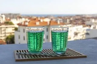 APRÈS LES NITRITES, YUKA ALERTE SUR UN COLORANT AJOUTÉ AUX SIROPS À LA MENTHE