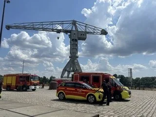 UN PÈRE MONTE EN HAUT DE LA GRUE GRISE ET MENACE DE METTRE FIN À SES JOURS À NANTES : LES SECOURS DÉPLOYÉS