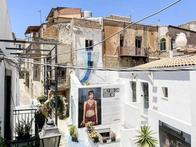 DE FAVARA À GIBELLINA, L’ART URBAIN REVITALISE LA SICILE