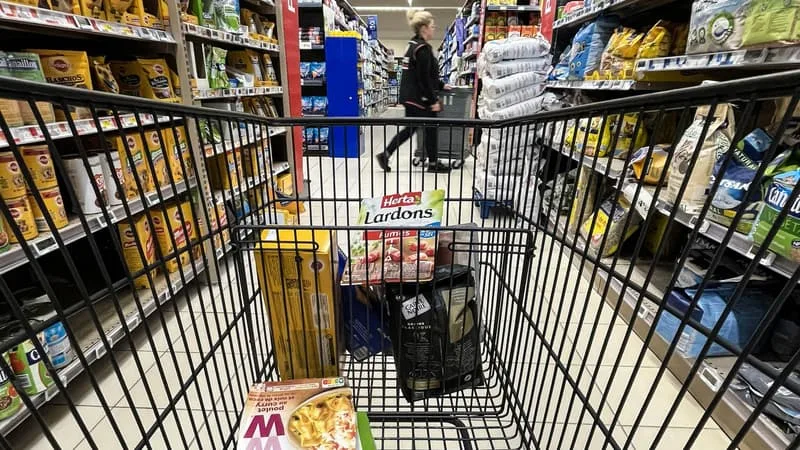 « LE PREMIER TRIMESTRE A ÉTÉ DOULOUREUX, LE DEUXIÈME SERA PIRE »: LE POUVOIR D’ACHAT DES FRANÇAIS EST EN BERNE ET LE PAYS RISQUE D’ENTRER EN RÉCESSION S’ILS NE PIOCHENT PAS DANS LEUR ÉPARGNE