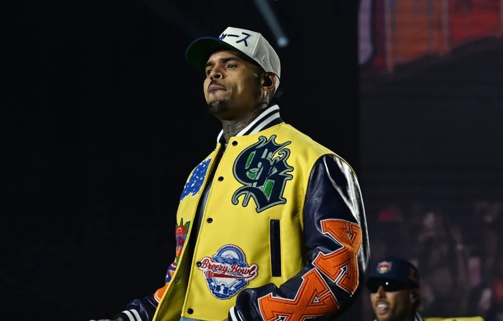 L’EX-FEMME DE MÉNAGE DE CHRIS BROWN, ATTAQUÉE PAR SON CHIEN, ACCEPTE UNE RÉDUCTION DE SES DOMMAGES-INTÉRÊTS