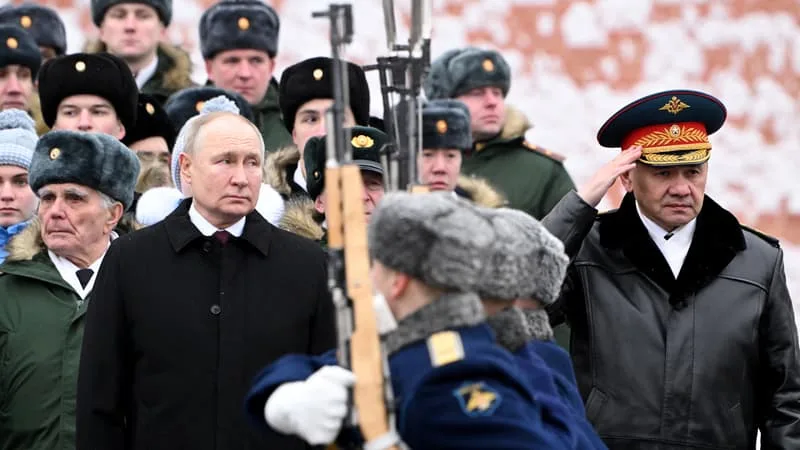LA RUSSIE N’ARRIVE PLUS À SUIVRE LA CADENCE: ELLE CONSACRE 40% DE SON BUDGET À L’ARMÉE MAIS ÇA NE SUFFIT PLUS, LE « TROU » ATTEINT 24 MILLIARDS D’EUROS ET MOSCOU TAILLE DANS LES DÉPENSES SOCIALES