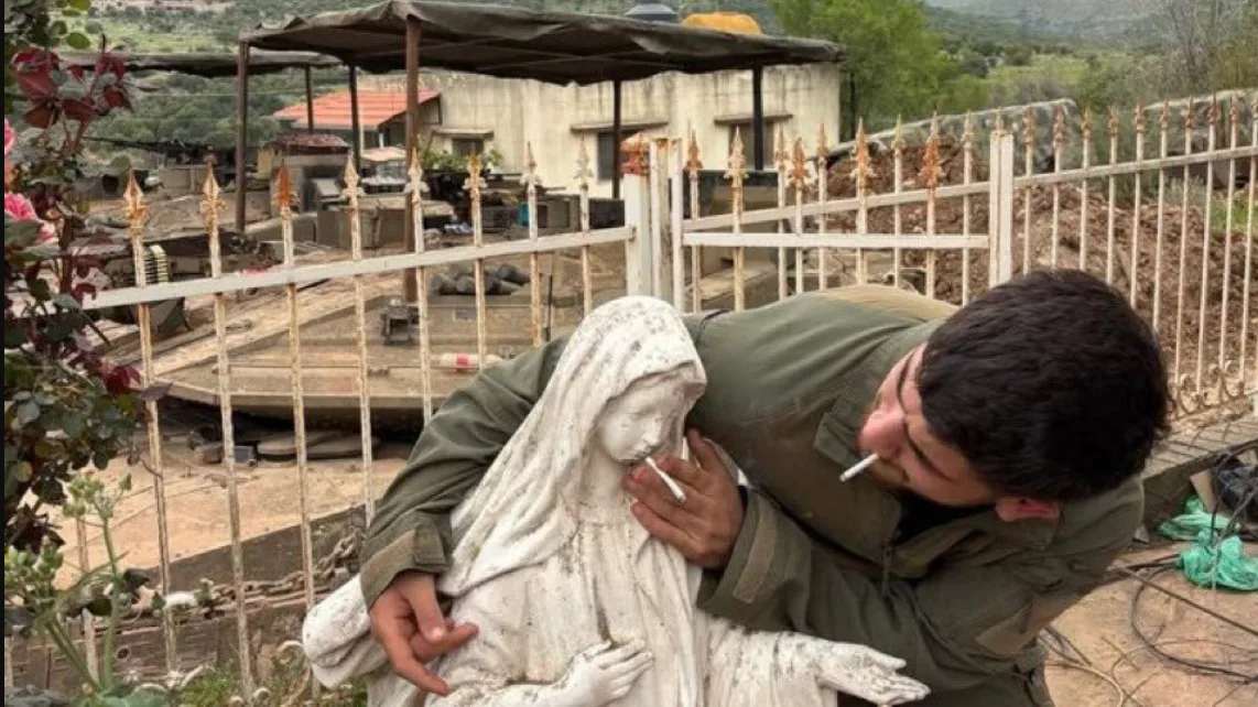 L’ARMÉE ISRAÉLIENNE ENQUÊTE SUR LA PHOTO D’UN DE SES SOLDATS FAISANT FUMER UNE STATUE DE LA VIERGE MARIE