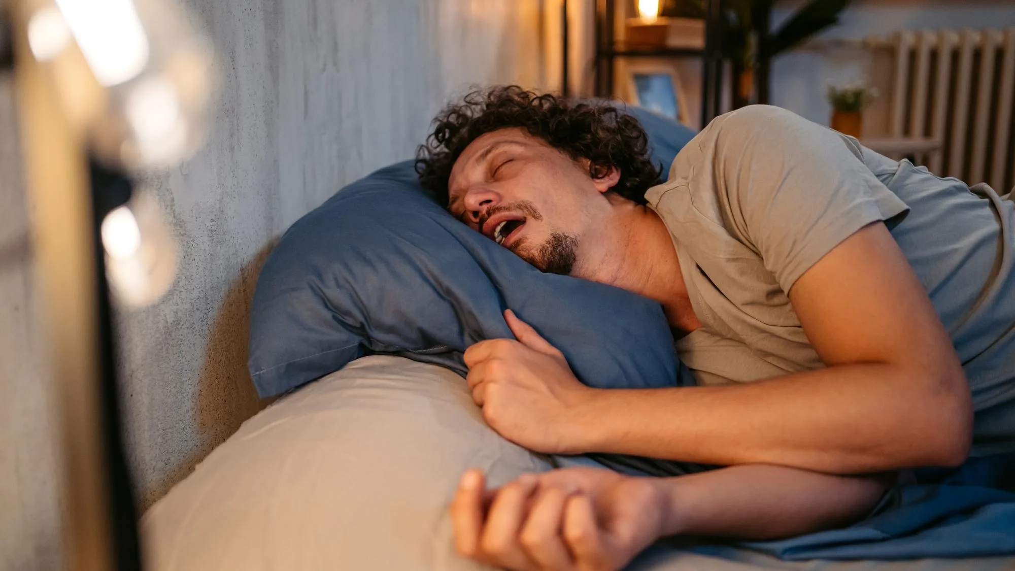 VOUS BAVEZ SUR VOTRE OREILLER LORSQUE VOUS DORMEZ ? VOICI LES RAISONS ET COMMENT ARRÊTER