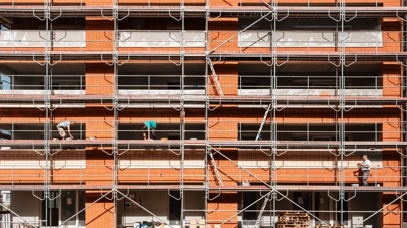 « ON DÉVISSE ET ON NE SAIT PAS JUSQU’OÙ ON VA ALLER »: LE BÂTIMENT S’ENFONCE DANS UNE CRISE SANS FIN, 20.000 EMPLOIS POURRAIENT ÊTRE DÉTRUITS