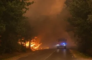INÉDIT, IMPRÉVISIBLE… LE PYROCUMULONIMBUS, CET « ORAGE DE FEU » QUI REND LES FLAMMES INCONTRÔLABLES EN GIRONDE