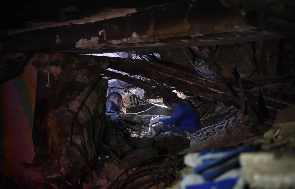 VENEZUELA : UN SURVIVANT RETROUVÉ DANS DES GRAVATS, UNE SEMAINE APRÈS LE SÉISME