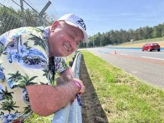 « MES PREMIÈRES 24 HEURES, C’ÉTAIT ICI » : PROPRIÉTAIRE D’UN TERRAIN, IL AMÉNAGE UNE CABANE AU CŒUR DU CIRCUIT