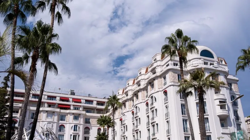 « ENTRE 60 ET 70% DES UTILISATEURS SONT DES ÉTRANGERS »: POUR LA PREMIÈRE FOIS À CANNES, LES FESTIVALIERS POURRONT PAYER EN CRYPTOMONNAIES DANS UNE CENTAINE D’HÔTELS, RESTAURANTS, AGENCES OU BOUTIQUES DE LA VILLE