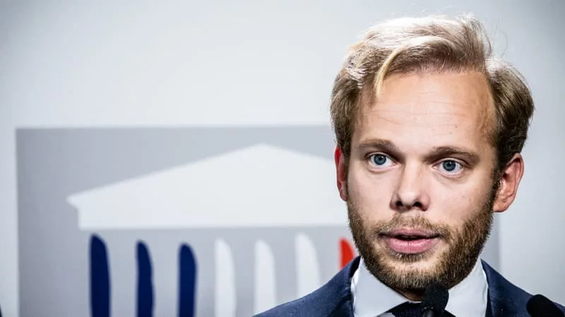 LE DÉONTOLOGUE DE L’ASSEMBLÉE NATIONALE BLANCHIT CHARLES ALLONCLE, ACCUSÉ D’AVOIR POUR COMPAGNE SA COLLABORATRICE PARLEMENTAIRE