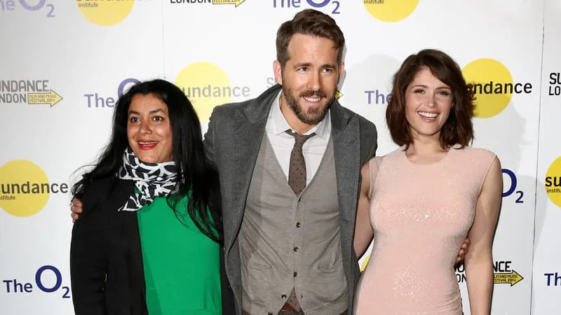 « UNE CINÉASTE ET UNE CONTEUSE MAGNIFIQUE »: RYAN REYNOLDS REND HOMMAGE À MARJANE SATRAPI