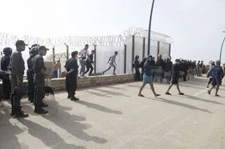 CEUTA : UNE ONG MAROCAINE RÉCLAME UNE ENQUÊTE INDÉPENDANTE APRÈS L’AFFLUX DE MIGRANTS