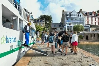 « ON ÉTAIT TELLEMENT FIERS ! » : À 12 ANS, IL VENDAIT LE JOURNAL À LA CRIÉE SUR UNE ÎLE BRETONNE AVEC SON FRÈRE