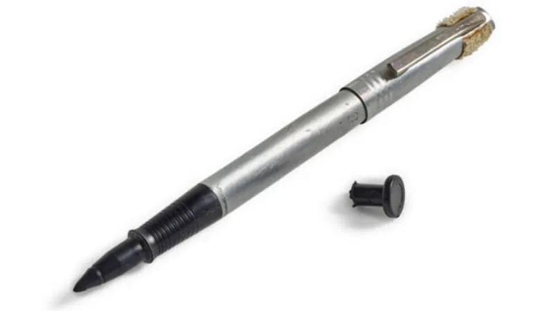 LE FEUTRE DE LA « CATASTROPHE ÉVITÉE »: CE STYLO A SAUVÉ LA MISSION APOLLO 11 EN 1969 ET VIENT D’ÊTRE VENDU PRÈS DE 860.000 DOLLARS AUX ENCHÈRES PAR BUZZ ALDRIN