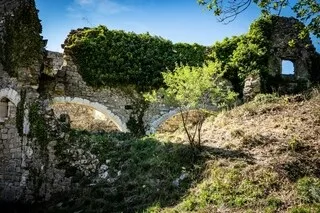 COMMENT LES RUINES DU VIEIL ALLAN RACONTENT UN VILLAGE PERCHÉ RUINÉ PAR L’APPEL DE LA PLAINE, FRACTURÉ PAR LA MODERNITÉ