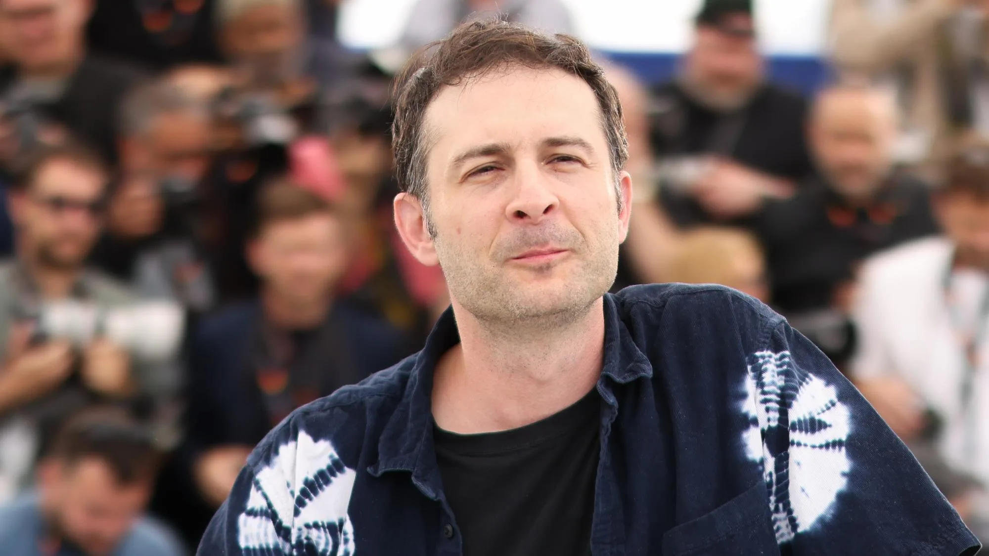 À CANNES, ARTHUR HARARI RAPPELLE L’INTÉRÊT DE LA PÉTITION ANTI-BOLLORÉ « À UN AN DES ÉLECTIONS »