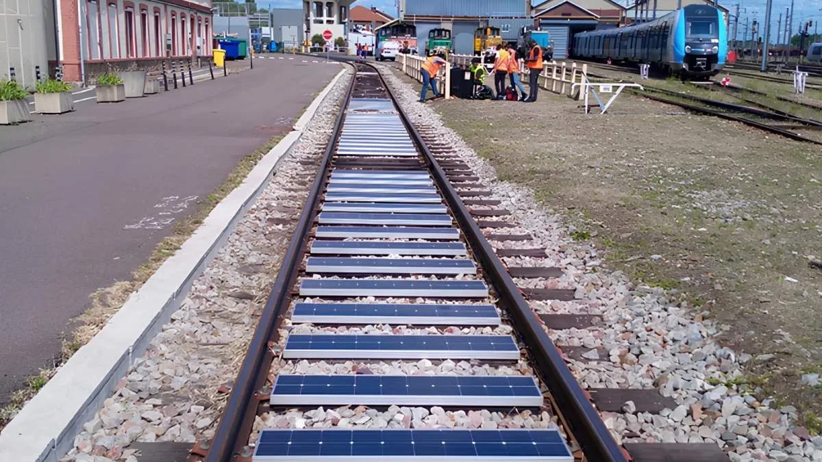 PANNEAUX SOLAIRES SUR LES RAILS : POURQUOI LA FAUSSE BONNE IDÉE DE LA SNCF SE HEURTE À LA RÉALITÉ