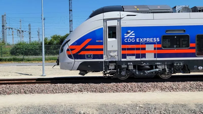 EN IMAGES. DES TRAINS TOUTES LES 15 MINUTES, DES CANAPÉS, DES TARIFS DE 16 À 33 EUROS ET GRATUIT POUR LES MOINS DE 16 ANS: DÉCOUVREZ LE TRAIN CDG EXPRESS QUI RELIERA PARIS À L’AÉROPORT DE ROISSY EN 2027