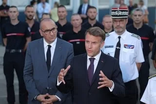 INCENDIES : EMMANUEL MACRON VEUT DÉFENDRE SON ACTION FACE AUX CRITIQUES