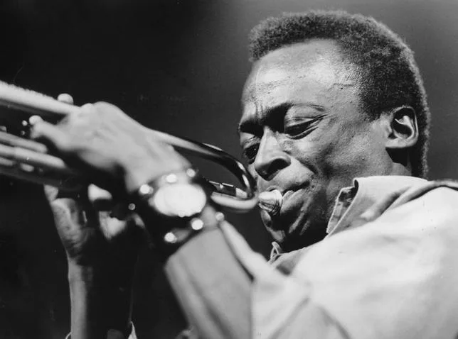 LES ÉTATS-UNIS CÉLÈBRENT LE CENTENAIRE DE LA NAISSANCE DE MILES DAVIS, LE “PROPHÈTE DU JAZZ”