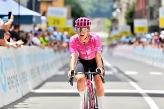 TOUR DE FRANCE FEMMES. LA COMPOSITION DE LA FORMATION EF EDUCATION-OATLY AVEC LA BRESTOISE CÉDRINE KERBAOL EN LEADER