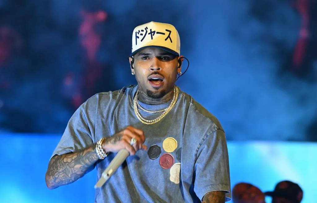 CHRIS BROWN A ÉTÉ CONDAMNÉ À VERSER 13 MILLIONS DE DOLLARS À SON ANCIENNE FEMME DE MÉNAGE