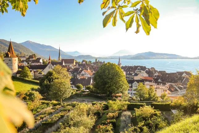 LE MINUSCULE CANTON SUISSE DEVENU LE REFUGE DES EXPATS DE DUBAÏ