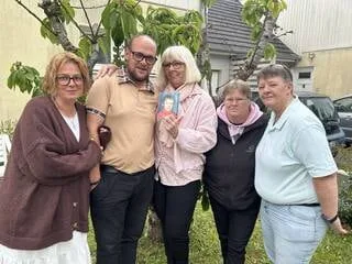 « ON PENSAIT N’AVOIR PERSONNE » : ABANDONNÉES PETITES, ELLES DÉCOUVRENT QU’ELLES CÔTOIENT LEUR FAMILLE DEPUIS DES ANNÉES