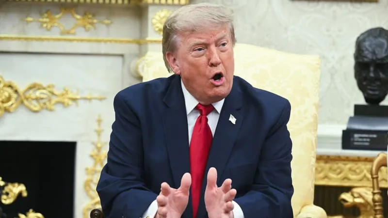 « ILS VONT PRENDRE UNE RACLÉE »: DONALD TRUMP AVERTIT QU’IL VA FRAPPER « FORT » L’IRAN, APRÈS DES ATTAQUES CONTRE DES BASES AMÉRICAINES