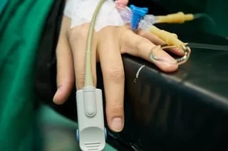 GRAVEMENT MALADE, IL DEMANDE À ÊTRE MAINTENU EN VIE PEU IMPORTE SON ÉTAT : LES MÉDECINS REFUSENT ET ARRÊTENT LES SOINS