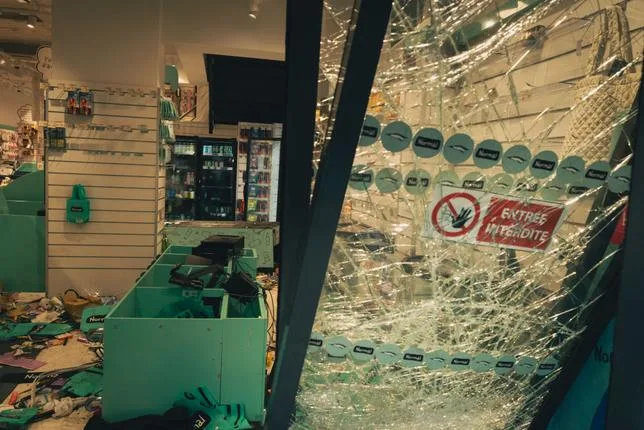 AU LENDEMAIN DES PILLAGES, LES COMMERÇANTS DÉSEMPARÉS : “JE N’AI JAMAIS VU ÇA”