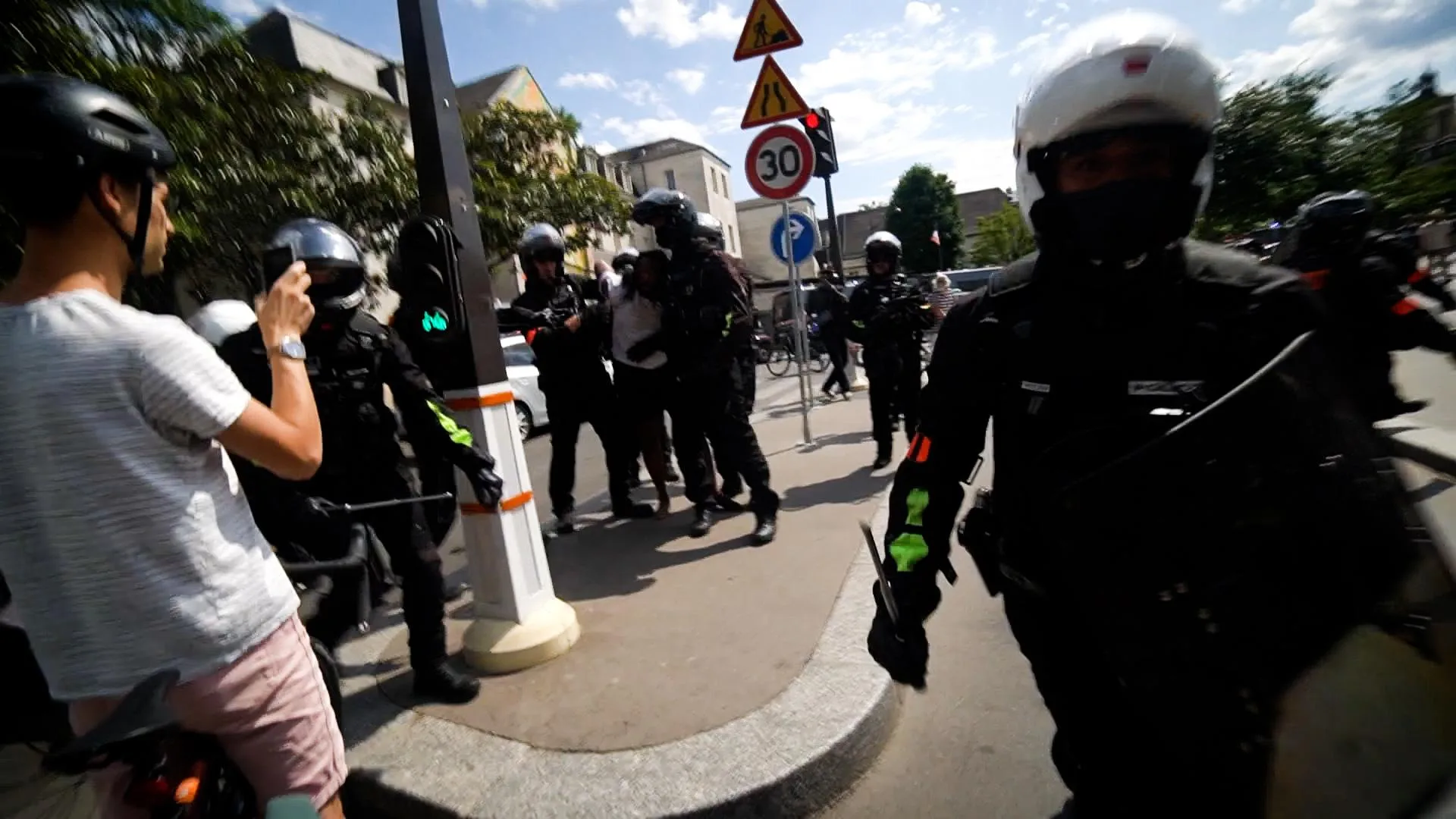 UN POLICIER DE LA BRAV-M CONDAMNÉ À 6 MOIS DE PRISON AVEC SURSIS APRÈS DES VIOLENCES SUR UN JOURNALISTE DU HUFFPOST