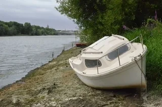 EN IMAGES. « ELLE S’EST VIDÉE RAPIDEMENT » : LE NIVEAU DE CETTE RIVIÈRE DE MAINE-ET-LOIRE AU PLUS BAS APRÈS UN INCIDENT