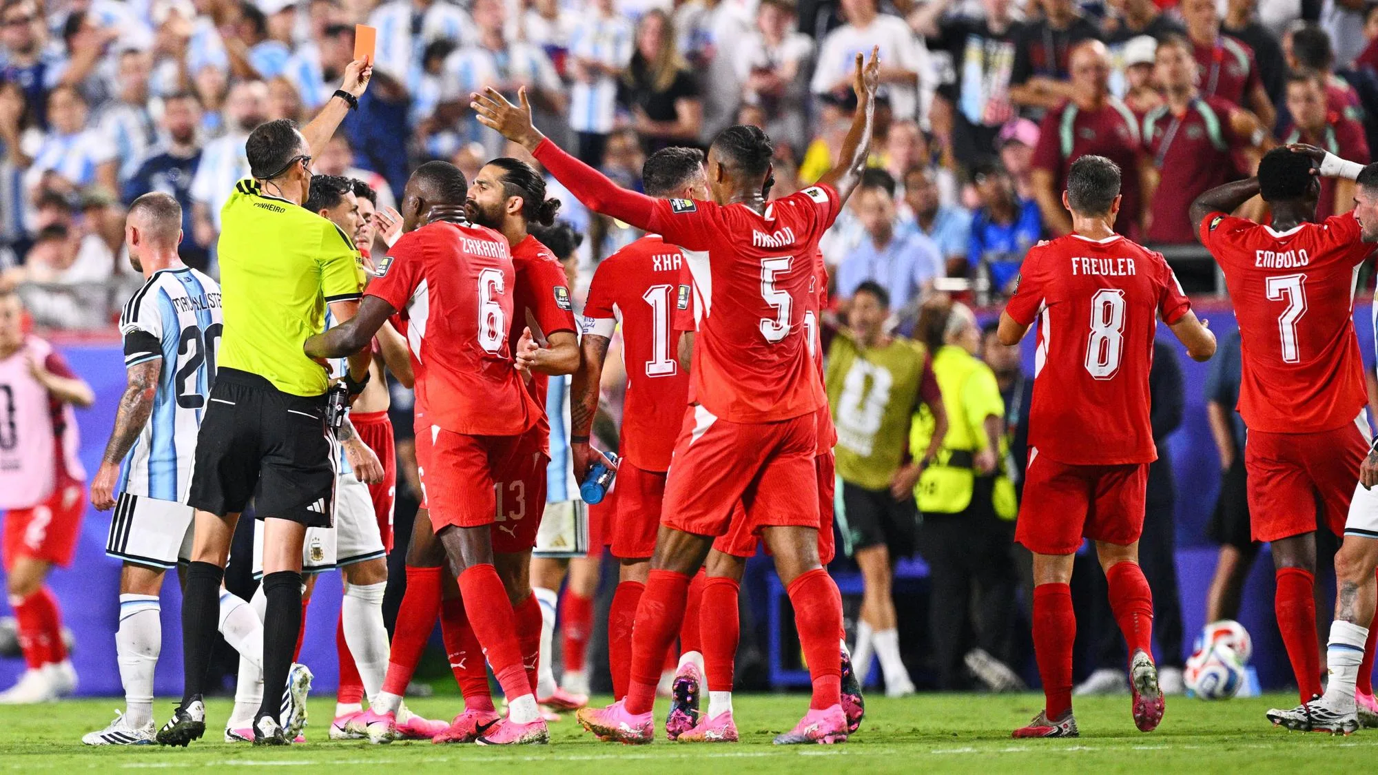 FACE À LA SUISSE, L’ARGENTINE A BEL ET BIEN PROFITÉ D’UNE EXPULSION À TORT DURANT LA COUPE DU MONDE