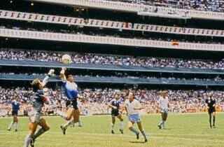 TÉMOIGNAGE. « MERCI DIEU POUR LE FOOTBALL, POUR MARADONA, POUR CES LARMES… » : LA VOIX DU BUT DU SIÈCLE SE SOUVIENT