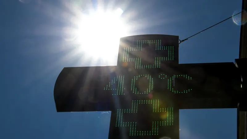 CANICULE: LA VIGILANCE ROUGE ÉTENDUE À 37 DÉPARTEMENTS DIMANCHE, 46 DÉPARTEMENTS EN VIGILANCE ORANGE