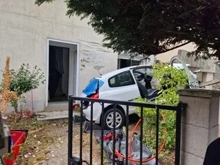TÉMOIGNAGE. « JE L’AI VUE VOLER DEVANT MA FENÊTRE » : UNE VOITURE PASSE PAR-DESSUS LA HAIE ET ATTERRIT DANS SON JARDIN