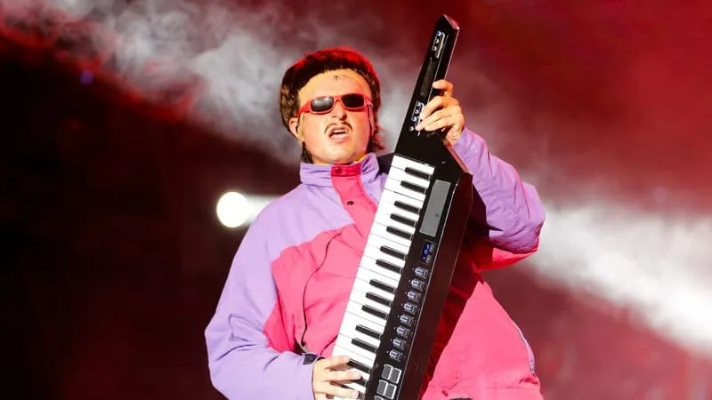 QUI ÉTAIT L’ARTISTE AMÉRICAIN OLIVER TREE, TUÉ DANS UN CRASH D’HÉLICOPTÈRE À RIO?
