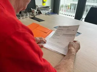 SA MÈRE EST DÉCÉDÉE DEPUIS SIX ANS, LES IMPÔTS VEULENT QU’ELLE DÉCLARE SES REVENUS : « ILS COMMUNIQUENT AVEC L’AU-DELÀ »