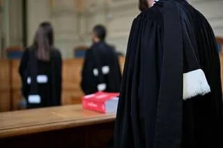 « IL A ÉTRANGLÉ MAMAN DEUX FOIS » : UN HOMME CONDAMNÉ À 3 ANS DE PRISON POUR VIOLENCES CONJUGALES