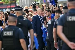 EN IMAGES. BAIN DE FOULE POUR ZIDANE, ATTENDU PAR DE NOMBREUX FANS APRÈS SA NOMINATION À LA TÊTE DE L’ÉQUIPE DE FRANCE
