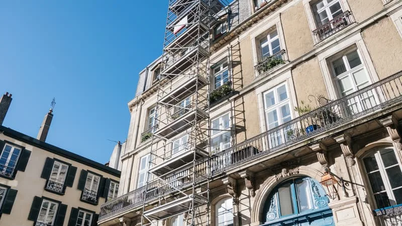 VOLETS ET STORES ÉLIGIBLES À MAPRIMERÉNOV’, TVA RÉDUITE SUR LES POMPES À CHALEUR « AIR-AIR »… LE GOUVERNEMENT DÉVOILE DES MESURES POUR LUTTER CONTRE LES « BOUILLOIRES THERMIQUES »