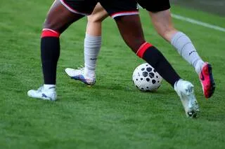 VIDÉO. UNE VOITURETTE D’ASSISTANCE MÉDICALE RENVERSE UN JOUEUR EN PLEIN MATCH DE FOOT
