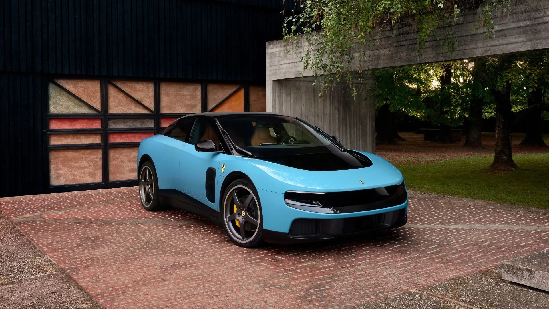 FERRARI LUCE : L’ANCIEN DESIGNER DE L’IPHONE RÉVÈLE UNE FERRARI ÉLECTRIQUE QU’ON DIRAIT VENUE D’APPLE