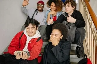 « EN MODE » : CE QUE CETTE EXPRESSION QUE L’ON ENTEND PARTOUT TRAHIT DE NOS COMPORTEMENTS