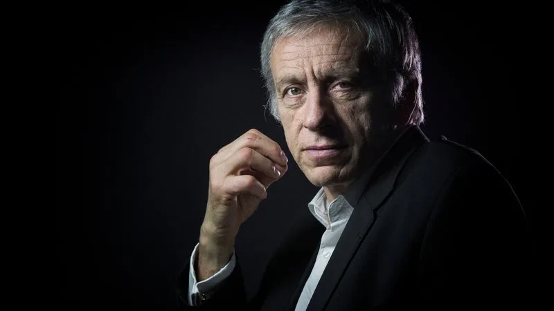 « C’ÉTAIT VRAIMENT UNE BOUCHERIE »: L’ÉCRIVAIN JEAN-CHRISTOPHE RUFIN ROUÉ DE COUPS DEVANT SON DOMICILE